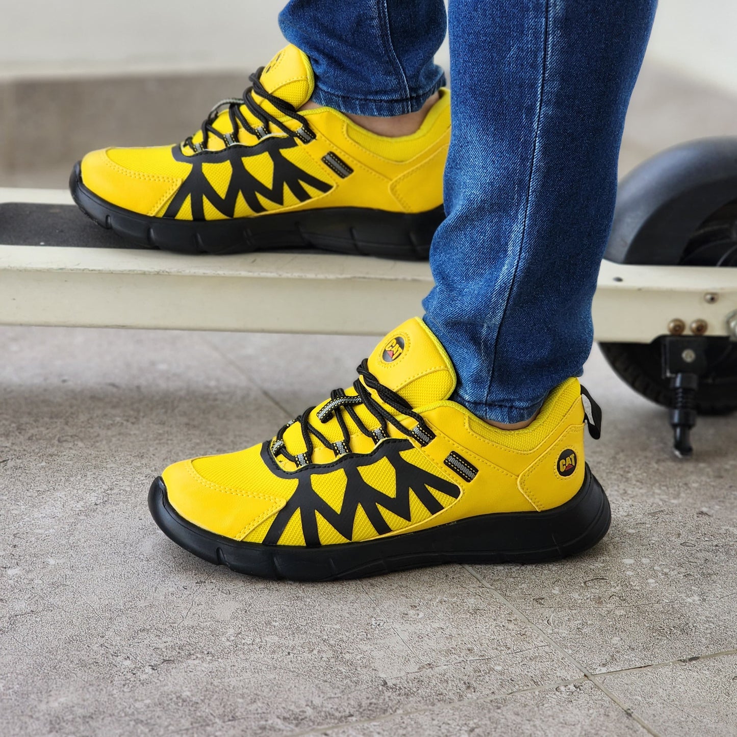 CATERPILLAR RAPTOR + 3 PARES DE MEDIAS